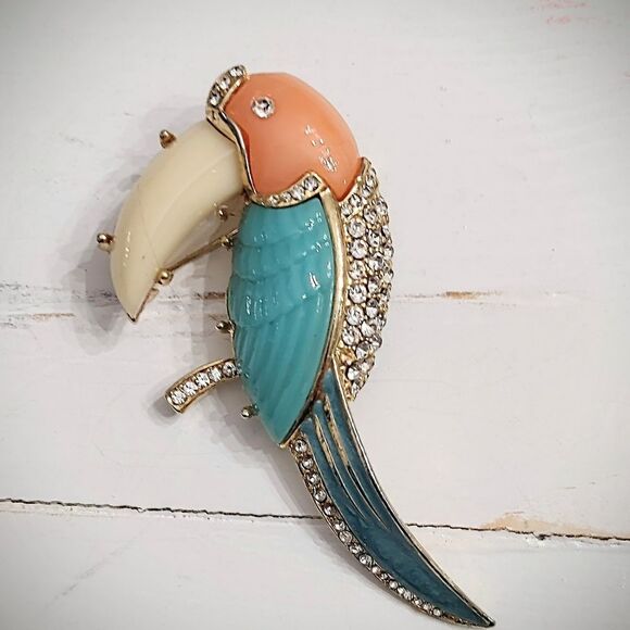 Unsigned Vintage Colorful Enamel, Lucite and Rhinestone Toucan Brooch - damage - Picture 7 of 7